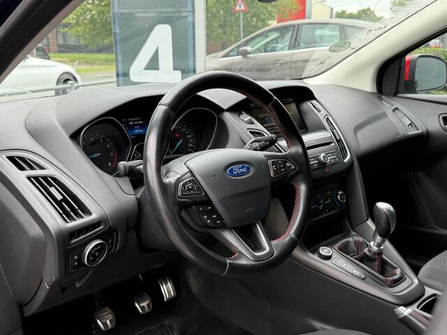 Ford FOCUS BWJ 2016 | 1.5T 150PK ST-LINE Red Edition NWE APK | AIRCO | NAVI | CRUISE | SPORTSTOELEN | TWO TONE | LICHTMETAAL | PDC