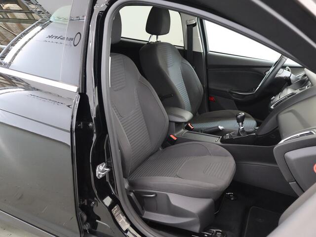 Ford FOCUS Wagon 1.0 Titanium | Navigatie | Winterpack | Climate Control | Parkeersensoren | Keyless Go |