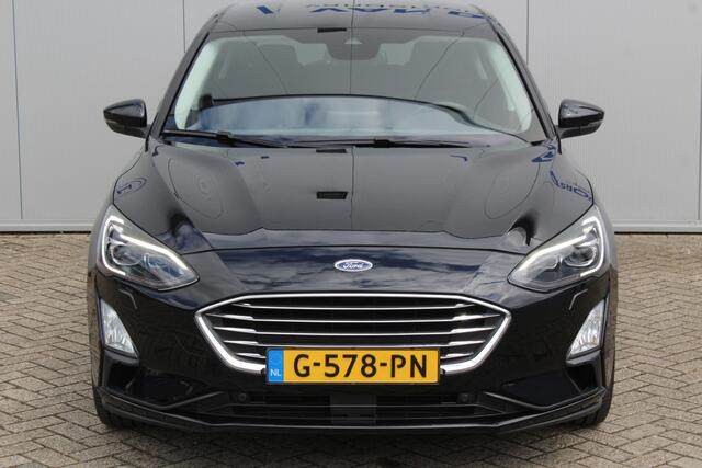 Ford FOCUS 1.0-125pk EcoBoost Titanium. Erg nette, luxe en goed onderhouden Ford Focus. Volautm. airco dual, stoel-, stuur- en voorraamverw., trekhaak, Xenon verl., LM wielen, navigatie, telefoonvoorb., adaptieve cruise cntrl, keyless entry/keyless go etc, etc.