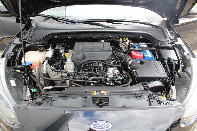 Ford FOCUS 1.0-125pk EcoBoost Titanium. Erg nette, luxe en goed onderhouden Ford Focus. Volautm. airco dual, stoel-, stuur- en voorraamverw., trekhaak, Xenon verl., LM wielen, navigatie, telefoonvoorb., adaptieve cruise cntrl, keyless entry/keyless go etc, etc.