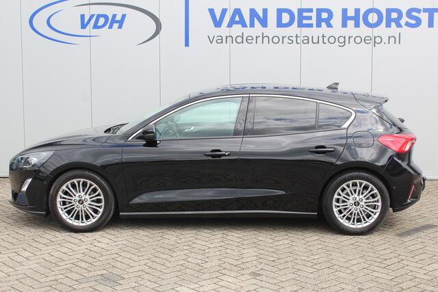 Ford FOCUS 1.0-125pk EcoBoost Titanium. Erg nette, luxe en goed onderhouden Ford Focus. Volautm. airco dual, stoel-, stuur- en voorraamverw., trekhaak, Xenon verl., LM wielen, navigatie, telefoonvoorb., adaptieve cruise cntrl, keyless entry/keyless go etc, etc.