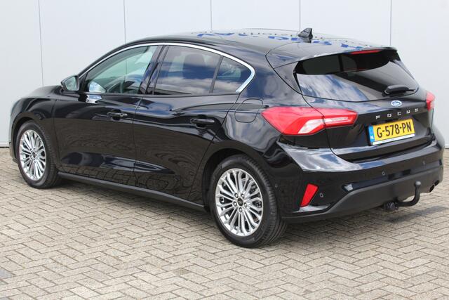 Ford FOCUS 1.0-125pk EcoBoost Titanium. Erg nette, luxe en goed onderhouden Ford Focus. Volautm. airco dual, stoel-, stuur- en voorraamverw., trekhaak, Xenon verl., LM wielen, navigatie, telefoonvoorb., adaptieve cruise cntrl, keyless entry/keyless go etc, etc.