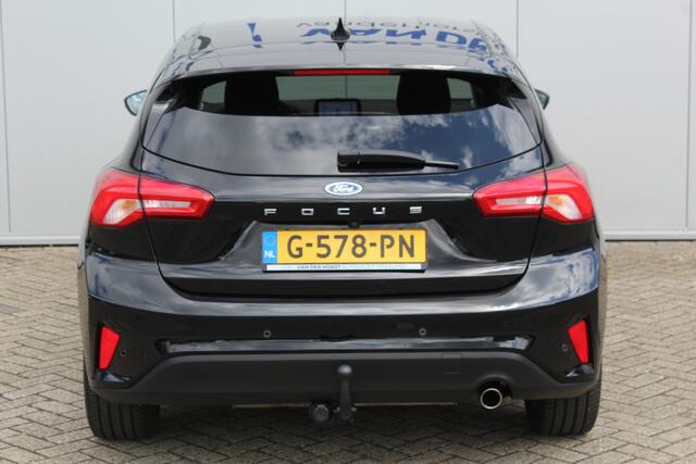 Ford FOCUS 1.0-125pk EcoBoost Titanium. Erg nette, luxe en goed onderhouden Ford Focus. Volautm. airco dual, stoel-, stuur- en voorraamverw., trekhaak, Xenon verl., LM wielen, navigatie, telefoonvoorb., adaptieve cruise cntrl, keyless entry/keyless go etc, etc.