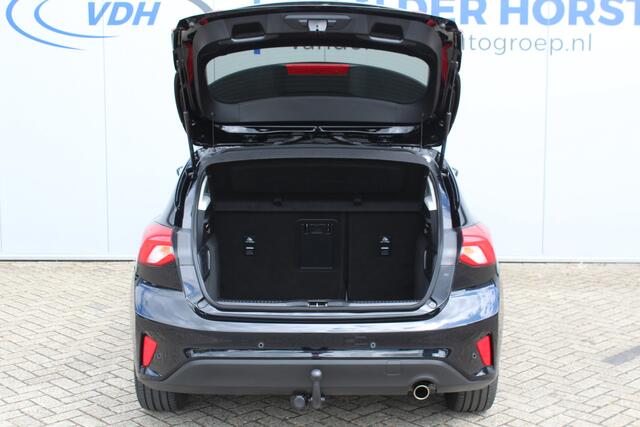 Ford FOCUS 1.0-125pk EcoBoost Titanium. Erg nette, luxe en goed onderhouden Ford Focus. Volautm. airco dual, stoel-, stuur- en voorraamverw., trekhaak, Xenon verl., LM wielen, navigatie, telefoonvoorb., adaptieve cruise cntrl, keyless entry/keyless go etc, etc.