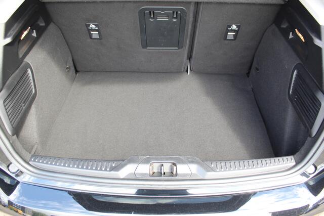 Ford FOCUS 1.0-125pk EcoBoost Titanium. Erg nette, luxe en goed onderhouden Ford Focus. Volautm. airco dual, stoel-, stuur- en voorraamverw., trekhaak, Xenon verl., LM wielen, navigatie, telefoonvoorb., adaptieve cruise cntrl, keyless entry/keyless go etc, etc.