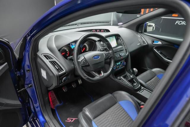 Ford FOCUS ST-2 2.0 250pk |Remus sportuitlaat|Maxton splitterset|Ram airtintake|20" licht metalen|Sony|winterpack|bi-xenon|parkeercamera|