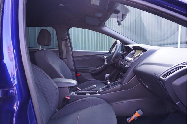 Ford FOCUS Wagon 1.0 Ecoboost 140pk ST-Line + Navi/ PDC/ 17inch/ All season/ Schitterend! / Garantie!