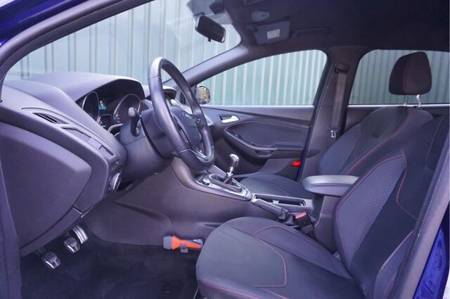 Ford FOCUS Wagon 1.0 Ecoboost 140pk ST-Line + Navi/ PDC/ 17inch/ All season/ Schitterend! / Garantie!