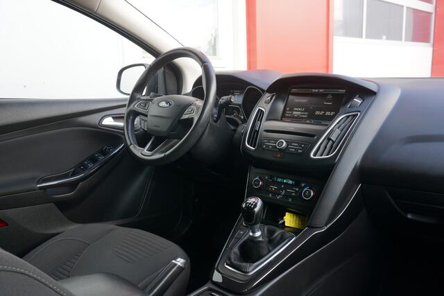 Ford FOCUS Wagon 1.0 Titanium | Climate | Navigatie | Trekhaak |