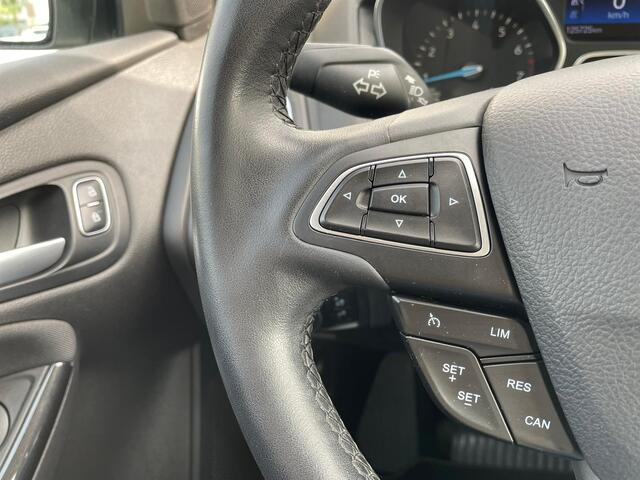 Ford FOCUS Titanium HB | Verwarmde voorruit | Cruise | Parkeersens. | Trekhaak | Navi
