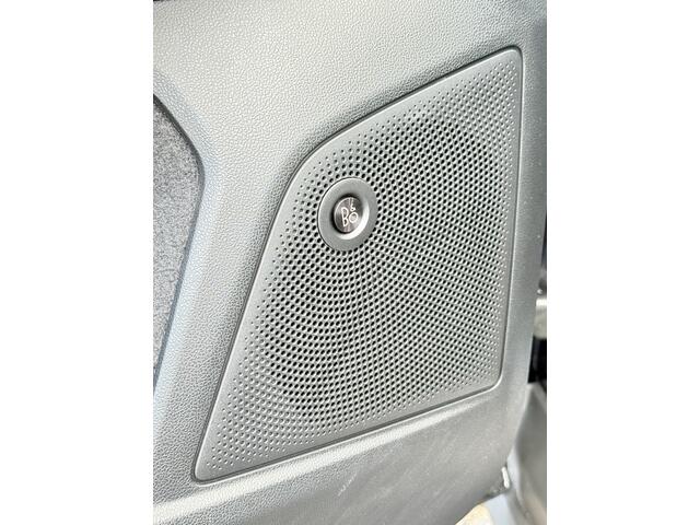 Ford FOCUS 1.0 EcoBoost Titanium Business 125 PK | Navigatie | Bang & Olufsen | Apple CarPlay | Android auto | Parkeersensoren | Camera | Climate control | Draadloze telefoonlader | Lichtmetalen velgen | Adaptieve cruise control |