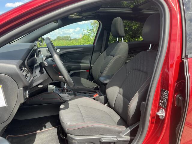 Ford FOCUS 1.5 EcoBoost ST Line Business Panoramadak/open dak | verwarmde stoelen, stuurwiel en voorruit