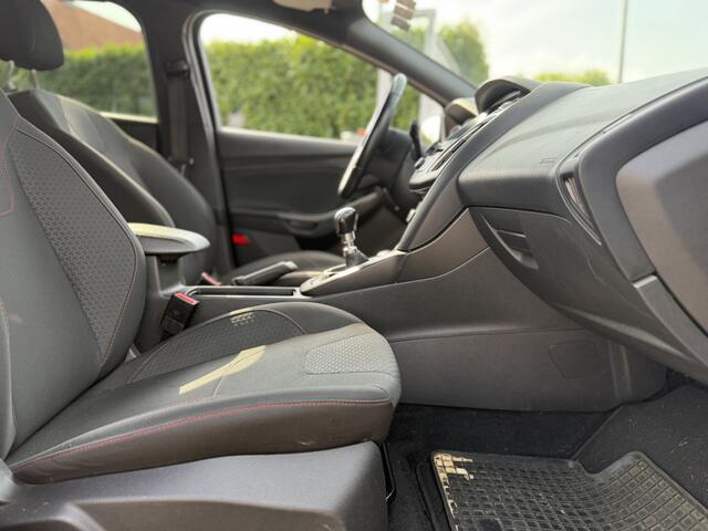 Ford FOCUS Wagon 1.5 ST-LINE NAVI/PDC/CLIMA/TREKHAAK