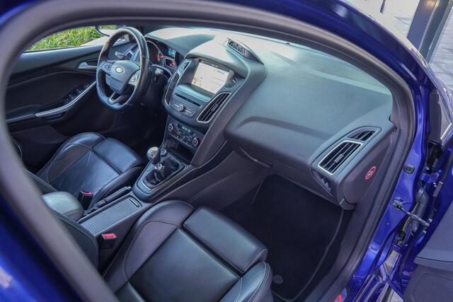 Ford FOCUS ST-3 2.0 250pk Performance Pack |Milltek|Maxton splitterset|Apple Carplay|elek. stoelen|Bi-xenon|cruise control|parkeersensoren|19" lichtmetalen wielen|