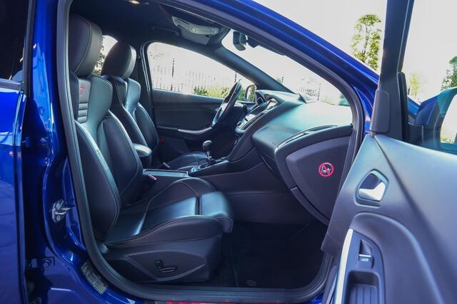 Ford FOCUS ST-3 2.0 250pk Performance Pack |Milltek|Maxton splitterset|Apple Carplay|elek. stoelen|Bi-xenon|cruise control|parkeersensoren|19" lichtmetalen wielen|