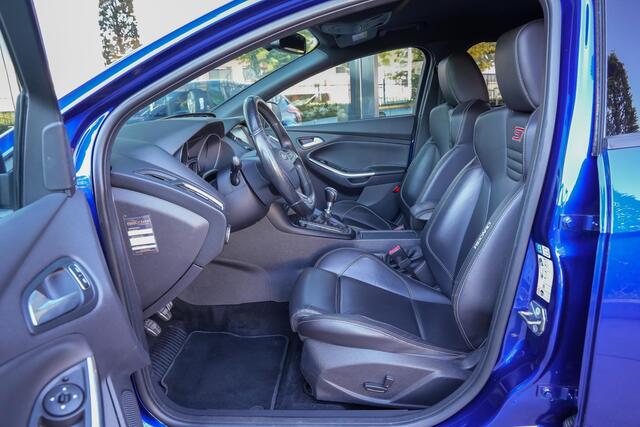 Ford FOCUS ST-3 2.0 250pk Performance Pack |Milltek|Maxton splitterset|Apple Carplay|elek. stoelen|Bi-xenon|cruise control|parkeersensoren|19" lichtmetalen wielen|