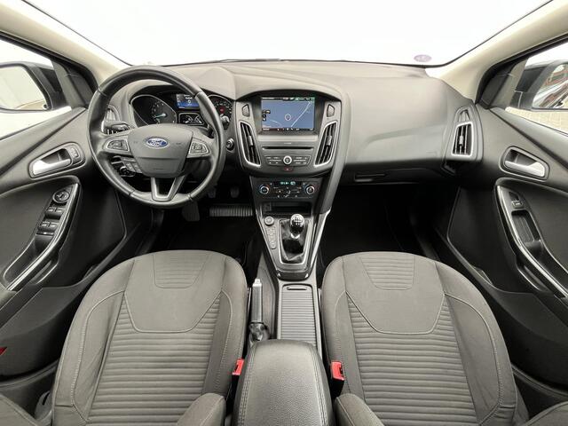 Ford FOCUS 1.0 Titanium / Navigatie full map / Cruise- en Climate Control / Parkeersensoren voor en achter / Keyless Start / Verwarmde Voorruit / Bluetooth / Radio / All Season Banden