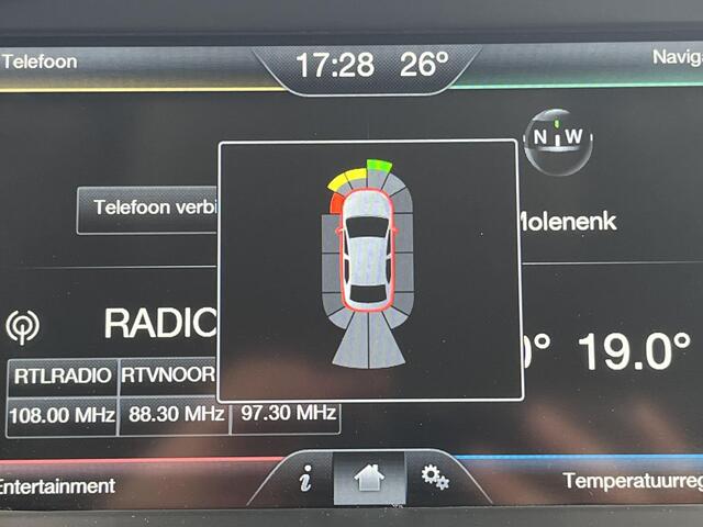 Ford FOCUS 1.0 Titanium / Navigatie full map / Cruise- en Climate Control / Parkeersensoren voor en achter / Keyless Start / Verwarmde Voorruit / Bluetooth / Radio / All Season Banden