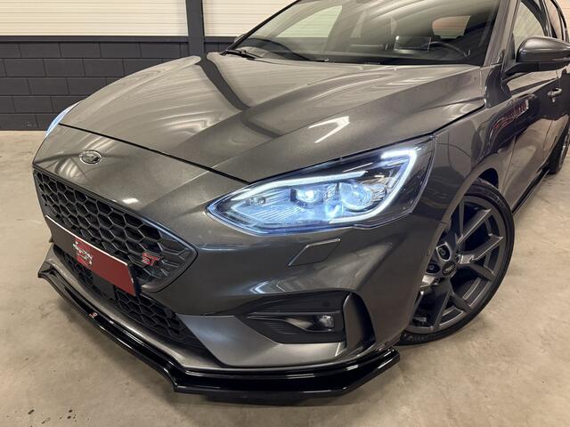 Ford FOCUS 2.3 ST-3 280PK Performance RECARO/B&O/MILLTEK/MAXTON/CARPLAY/HEAD-UP/CAMERA/KEYLESS/LED-ADAPTIVE/MAGNETIC-GRAU/UNIEKE AUTO