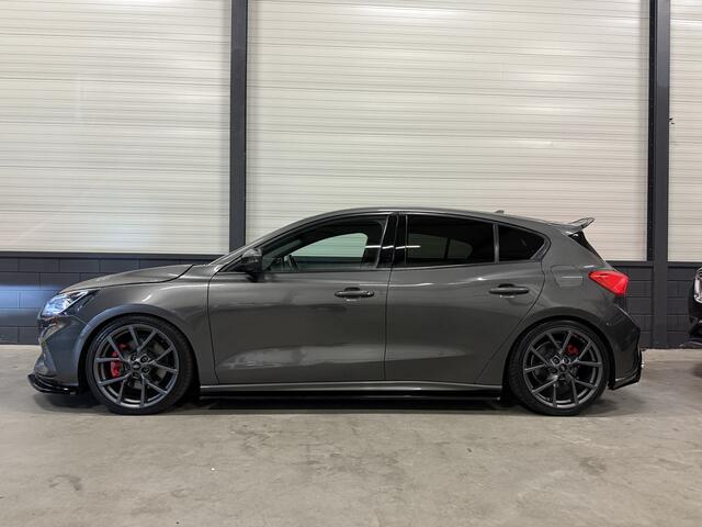 Ford FOCUS 2.3 ST-3 280PK Performance RECARO/B&O/MILLTEK/MAXTON/CARPLAY/HEAD-UP/CAMERA/KEYLESS/LED-ADAPTIVE/MAGNETIC-GRAU/UNIEKE AUTO