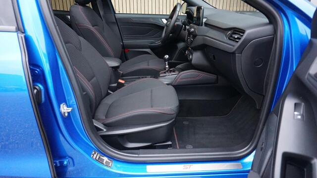 Ford FOCUS 1.5 EcoBoost 182PK ST Line Business Pano.Dak 18inch LM Trekhaak Stoel/Stuurverwarming B&O *NL auto* Zeer Nette Ford!