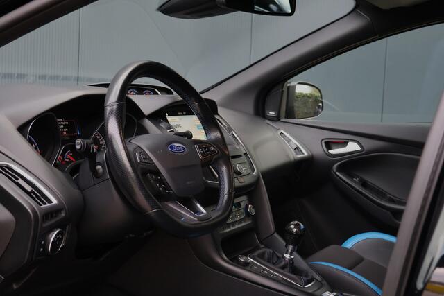 Ford FOCUS 2.3 RS Origineel NL! | Volledige Historie | 19 Inch | Stoelverwarming | Keyless | Camera | Apple Carplay / Android Auto