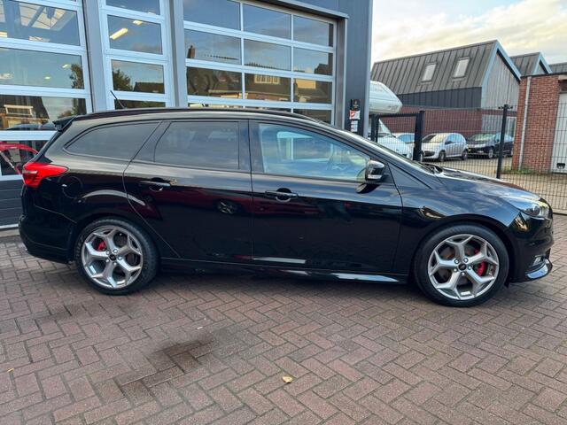 Ford FOCUS ST 250PK / CARPLAY / RECARO / CAMERA / STOELVERW. / CRUISECONTROL / ORIGINEEL!