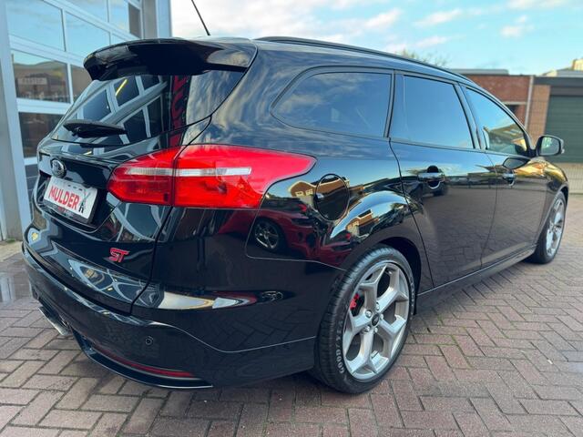 Ford FOCUS ST 250PK / CARPLAY / RECARO / CAMERA / STOELVERW. / CRUISECONTROL / ORIGINEEL!