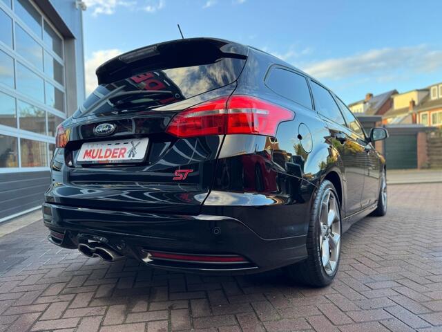 Ford FOCUS ST 250PK / CARPLAY / RECARO / CAMERA / STOELVERW. / CRUISECONTROL / ORIGINEEL!