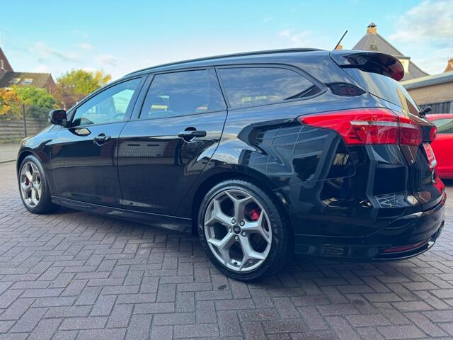 Ford FOCUS ST 250PK / CARPLAY / RECARO / CAMERA / STOELVERW. / CRUISECONTROL / ORIGINEEL!