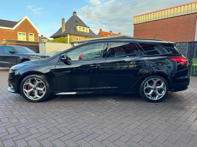 Ford FOCUS ST 250PK / CARPLAY / RECARO / CAMERA / STOELVERW. / CRUISECONTROL / ORIGINEEL!