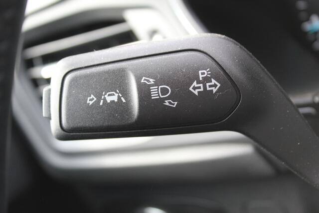 Ford FOCUS 1.0-155pk EcoBoost Mild-Hybrid 'Active' AUTOMAAT ! Trekgewicht 1.500kg ! Slechts 6.450km ! Ruim ¤. 9.000,- beneden de nieuwprijs ! Volautm. airco dual, navigatie, telefoonvoorb., adaptive cruise control, LED verlichting, metallic lak, camera, front-, lane