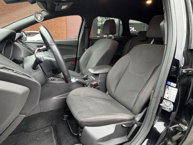 Ford FOCUS Wagon 1.5 ST-Line 183 PK!!! // NAVI // PDC // CRUISE // CLIMA // TREKHAAK // BLUETOOTH // STOELVERWARMING