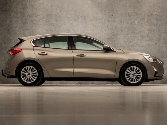 Ford FOCUS 1.0 EcoBoost Titanium Automaat (APPLE CARPLAY, GROOT NAVI, STUUR/STOELVERWARMING, ADAPTIVE CRUISE, SPORTSTOELEN, CLIMATE, TREKHAAK, GETINT GLAS, CAMERA, NIEUWE APK, NIEUWSTAAT)