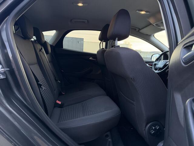 Ford FOCUS 1.0 Titanium 1e Eigenaar,Navi,Clima,Cruise,PDC,Stoelverwarming,Dealer Onderhouden,APK tot 09-2026