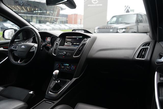 Ford FOCUS 2.0 ST | Voorstoelen verwarmd | Keyless entry | Cruise control | RS velgen |
