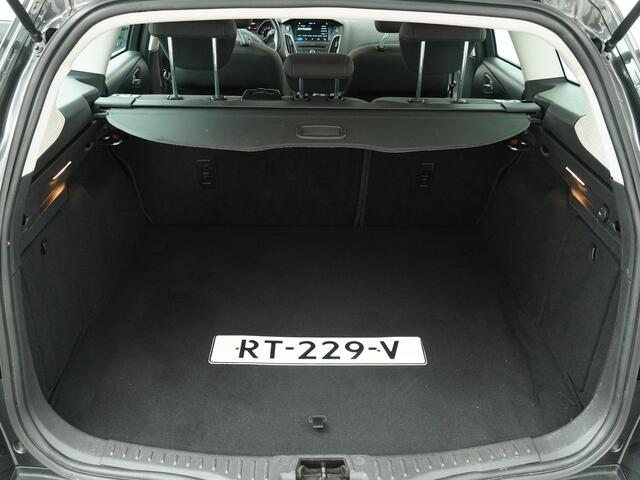 Ford FOCUS Wagon 1.5 Titanium - Navigatie - Climate Control - Trekhaak