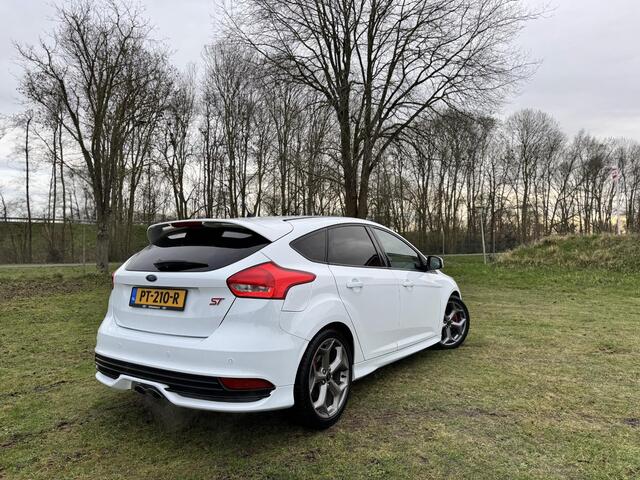 Ford FOCUS 2.0 250PK ST | RECARO | BI-XENON | STOEL/STUURVERWARMING |