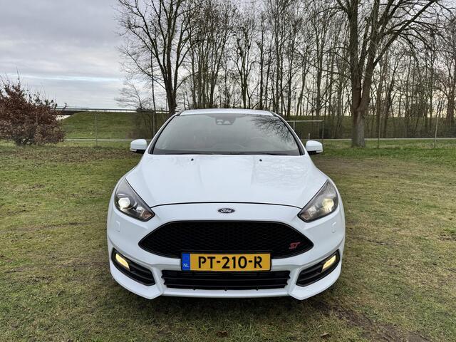 Ford FOCUS 2.0 250PK ST | RECARO | BI-XENON | STOEL/STUURVERWARMING |