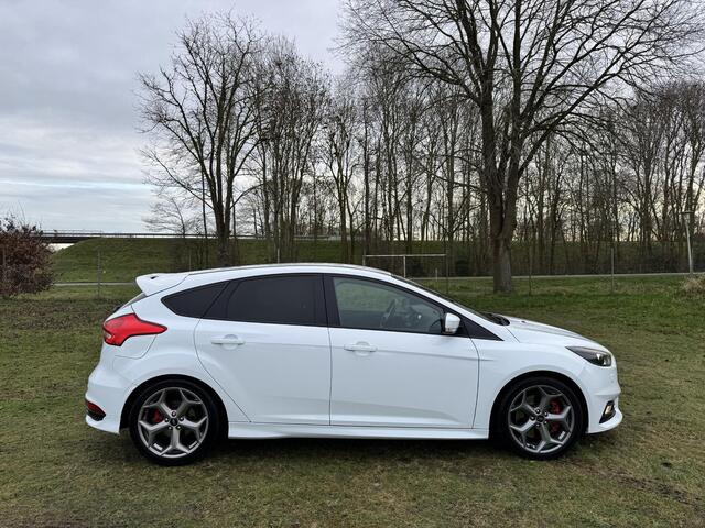 Ford FOCUS 2.0 250PK ST | RECARO | BI-XENON | STOEL/STUURVERWARMING |