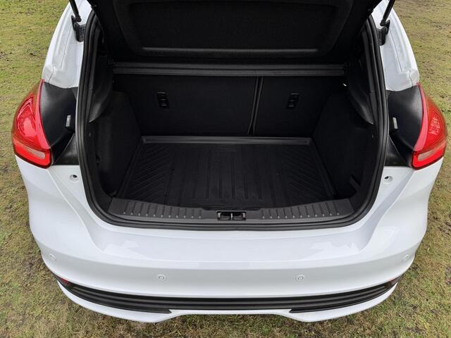 Ford FOCUS 2.0 250PK ST | RECARO | BI-XENON | STOEL/STUURVERWARMING |