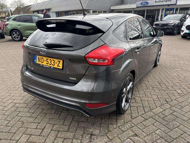 Ford FOCUS 1.0 Ecoboost ST-Line 125pk Achteruitrijcamera | 18 inch velgen | Voorruitverwarming | Apple Carplay, Android auto | Achterspoiler | Dealer onderhouden