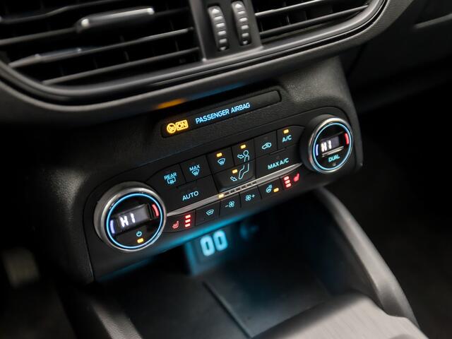 Ford FOCUS 1.5 EcoBoost ST Line 181Pk Automaat (APPLE CARPLAY, GROOT NAVI, STUUR/STOELVERWARMING, CAMERA, SPORTSTOELEN, TREKHAAK, GETINT GLAS, KEYLESS, NIEUWSTAAT)