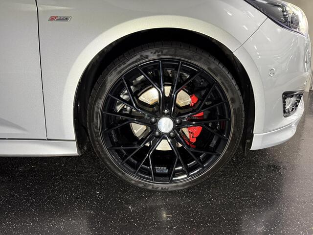 Ford FOCUS Wagon 1.5 ST-Line 150 PK | Bi Xenon | 19" Lichtmetalen velgen | Sportstoelen