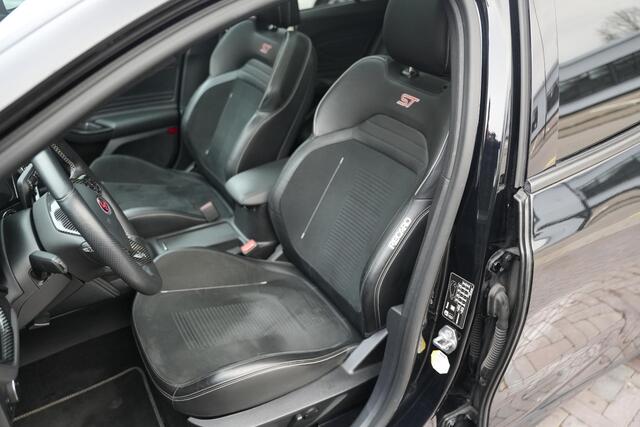 Ford FOCUS 2.3 EcoBoost ST-X Panoramadak Milltek LED B&O Headup Stuurverw.