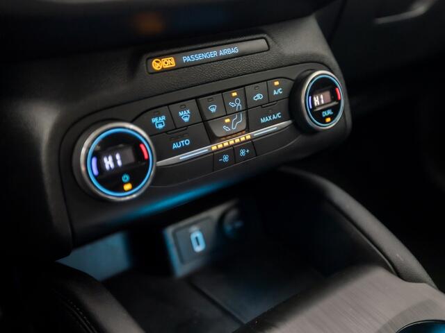 Ford FOCUS 1.0 EcoBoost Titanium Sport Automaat (APPLE CARPLAY, GROOT NAVI, CLIMATE, CAMERA, KEYLESS, SPORTSTOELEN, CRUISE, LM VELGEN, PARKEERSENSOREN, NIEUWSTAAT)