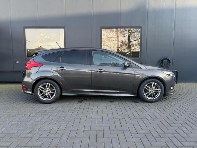 Ford FOCUS 1.0 First Edition ST-Line / Carplay / Navi / Cruise / Camera+PDC