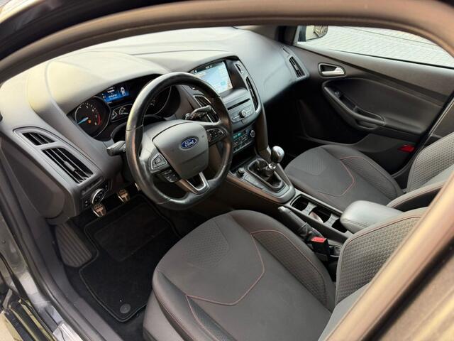 Ford FOCUS 1.0 First Edition ST-Line / Carplay / Navi / Cruise / Camera+PDC