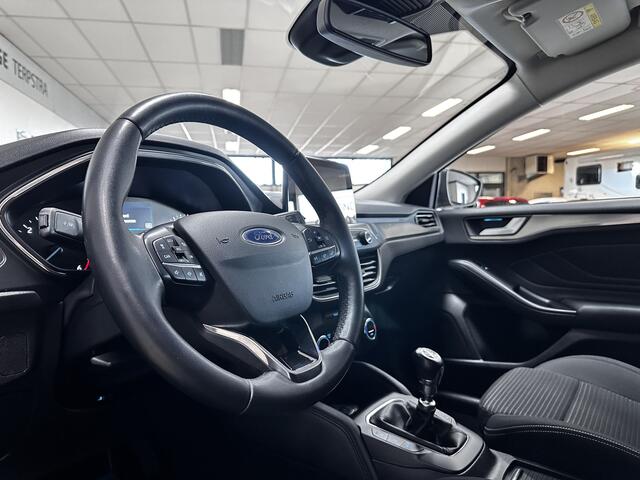 Ford FOCUS Wagon 1.5 EcoBlue Titanium Business/ Trekhaak/ Keyless/ 16'' LMV/ LED Koplampen/ Apple + Android/ DAB+/ Navi/ Clima/ Cruise/ Bluetooth/ Multi. LEDER. Stuur/ Mistl./ PDC V+A/ Chroom.