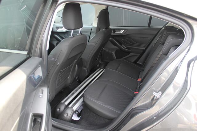 Ford FOCUS 1.0 EcoBoost Hybrid Titanium | Incl. 12 maanden garantie | Navigatie | Stoel/stuur verwarming | Cruise control | Voorruit verwarmd | Apple Carplay | DAB+ | Bluetooth | Lane assist | Trekhaak |